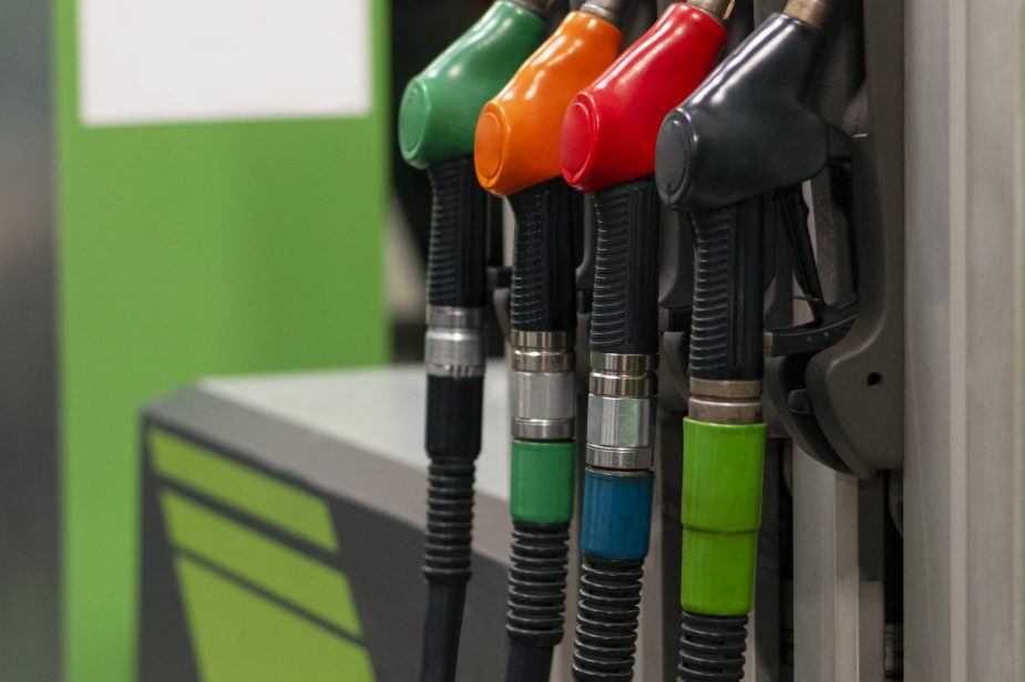 bombas-de-gasolinera-de-diferentes-colores