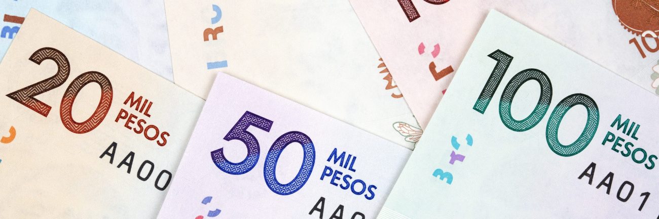 dinero-colombiano-peso-una-superficie-de-negocios
