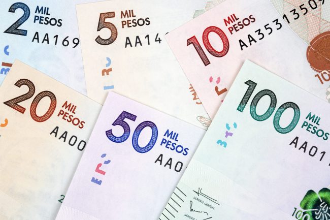 dinero-colombiano-peso-una-superficie-de-negocios