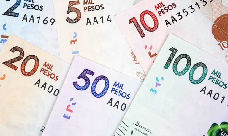 dinero-colombiano-peso-una-superficie-de-negocios