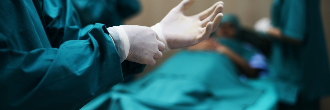 doctores-preparandose-para-una-operacion