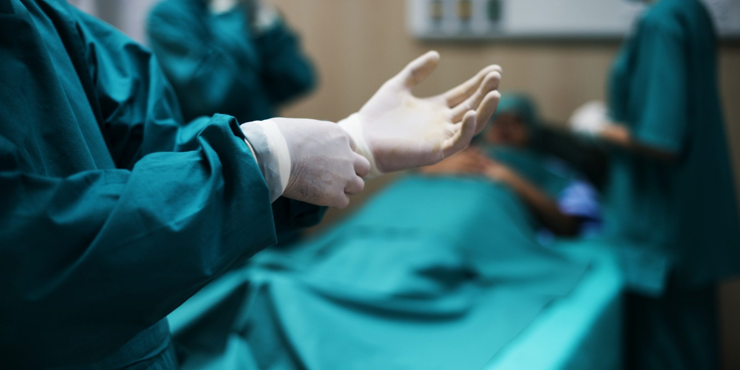 doctores-preparandose-para-una-operacion