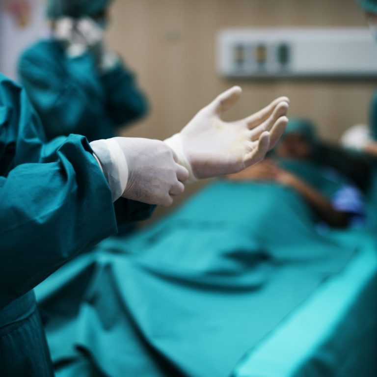 doctores-preparandose-para-una-operacion