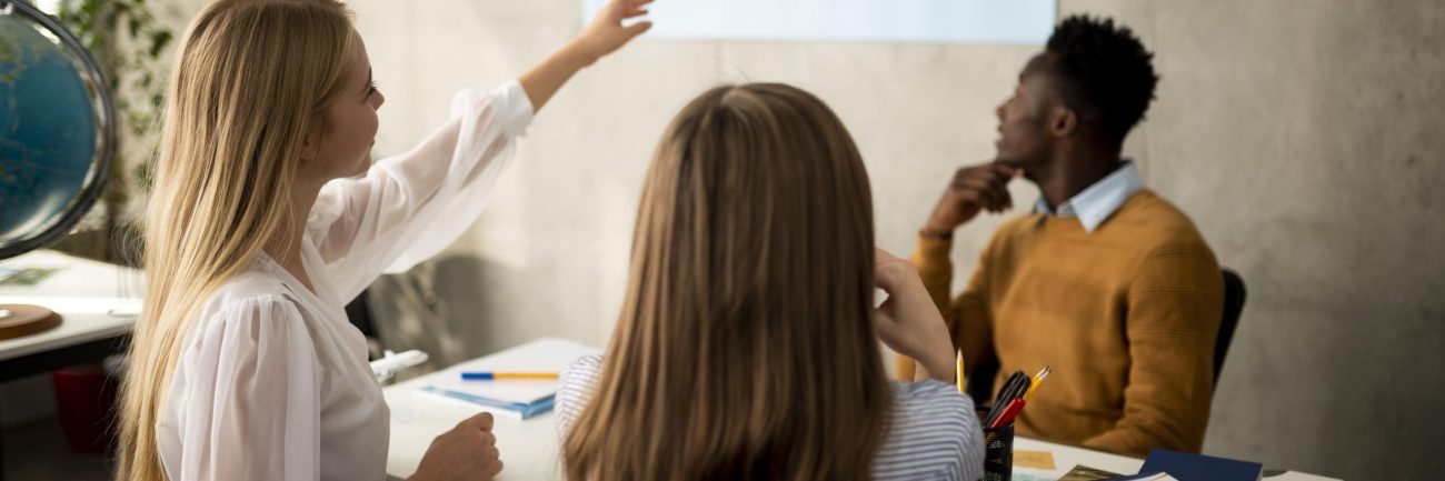 gente-hablando-de-plano-medio