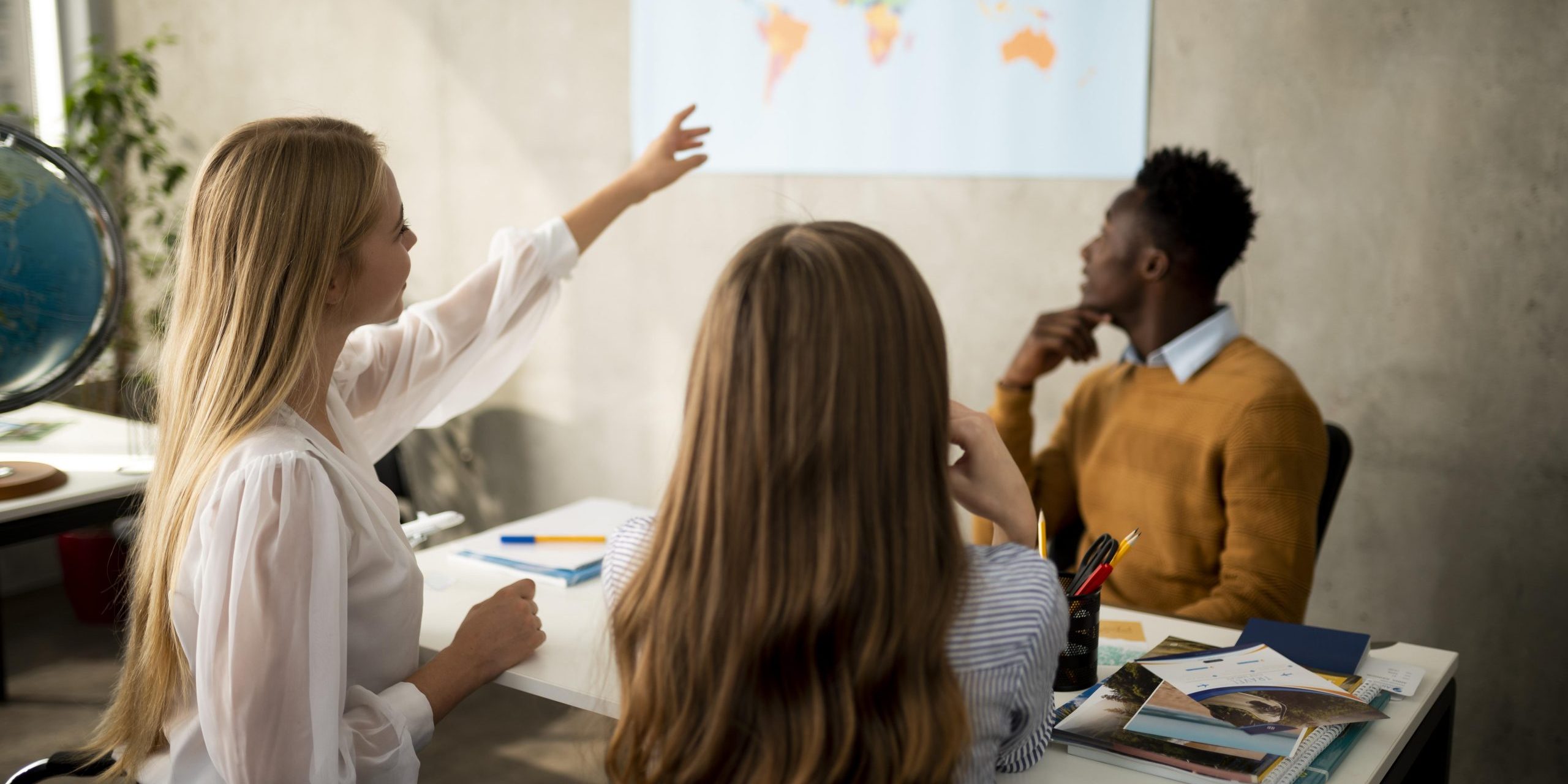 gente-hablando-de-plano-medio