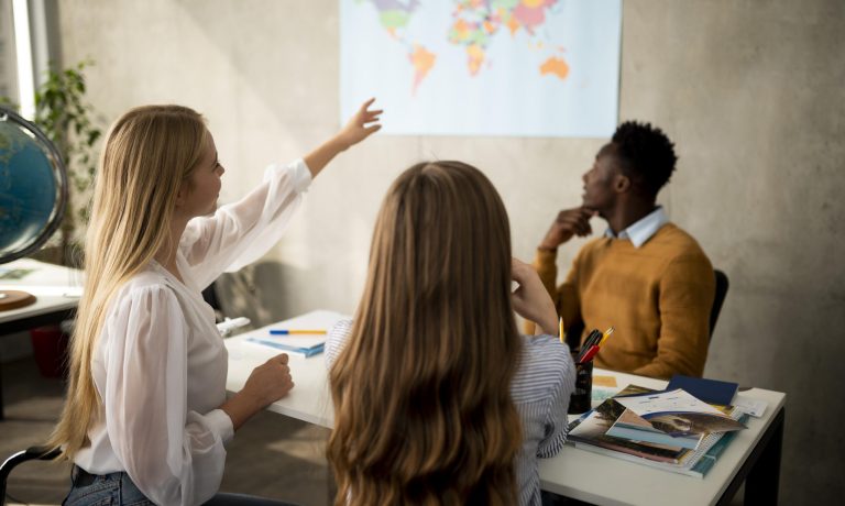 gente-hablando-de-plano-medio