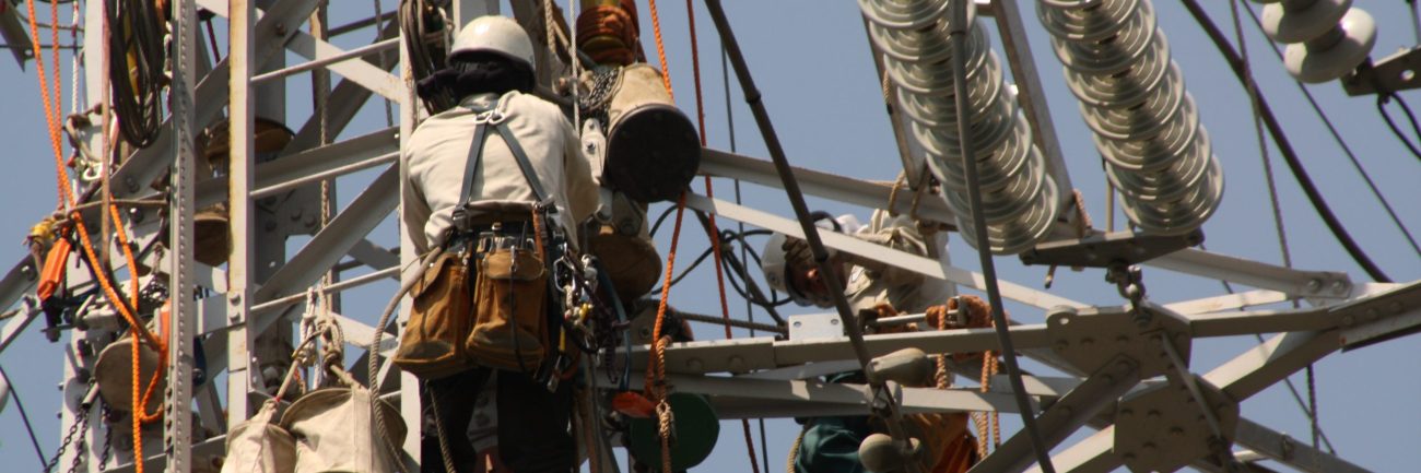 ingenieros-de-mantenimiento-reparando-la-torre-de-electricidad