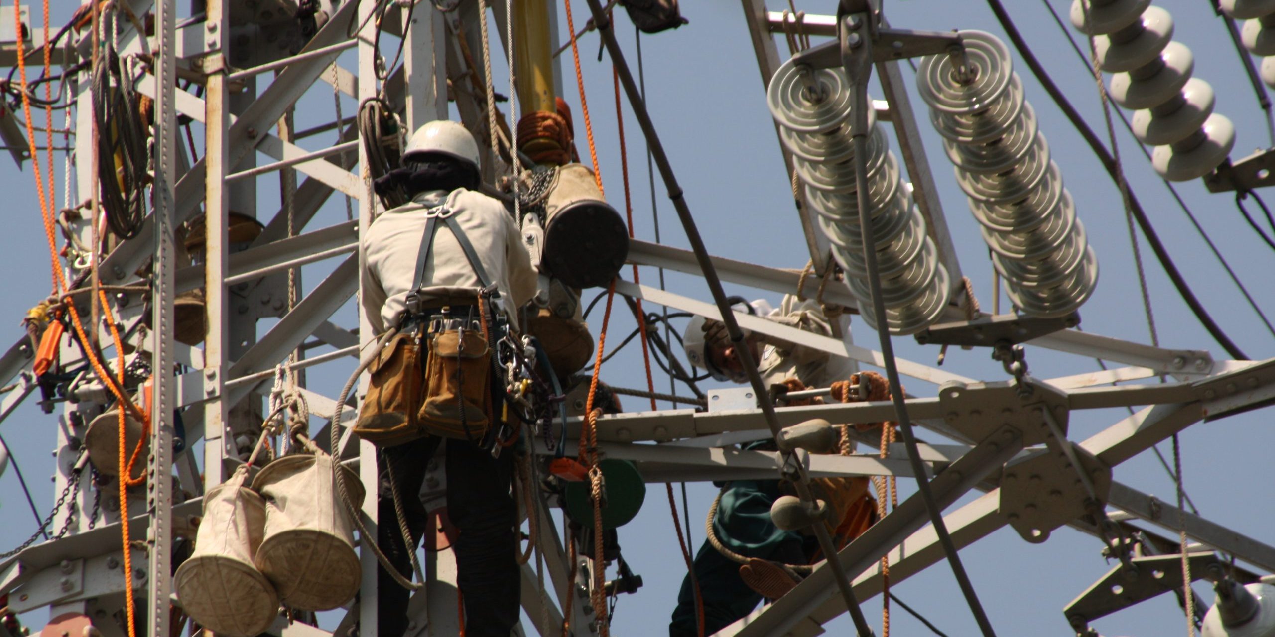 ingenieros-de-mantenimiento-reparando-la-torre-de-electricidad