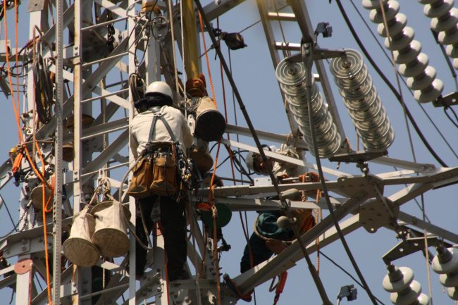 ingenieros-de-mantenimiento-reparando-la-torre-de-electricidad