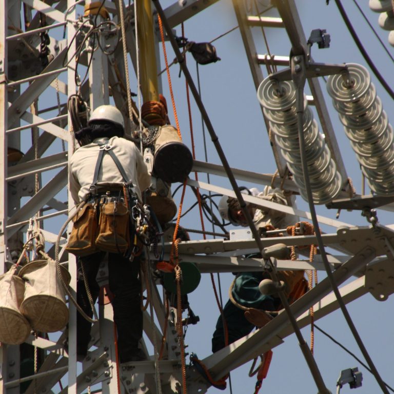 ingenieros-de-mantenimiento-reparando-la-torre-de-electricidad