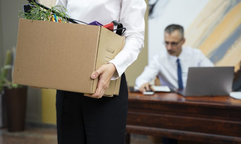mujer-proceso-de-llevar-caja-de-carton-vista-lateral