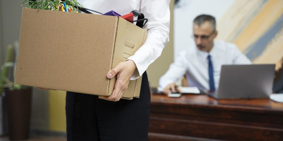 mujer-proceso-de-llevar-caja-de-carton-vista-lateral