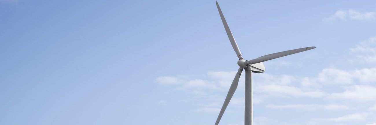 planta-de-energia-eolica-y-paneles-solares-de-angulo-bajo