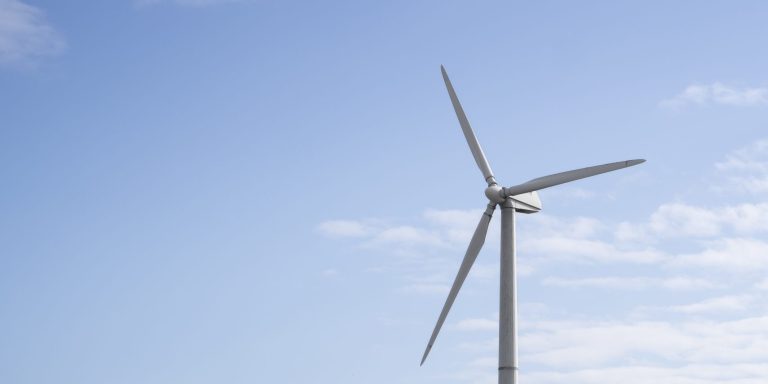 planta-de-energia-eolica-y-paneles-solares-de-angulo-bajo