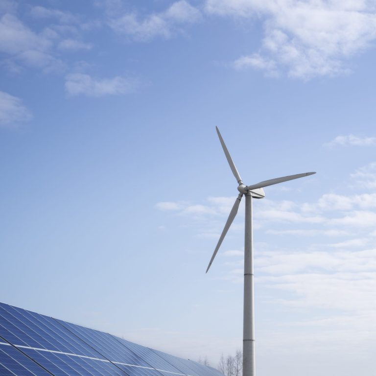 planta-de-energia-eolica-y-paneles-solares-de-angulo-bajo