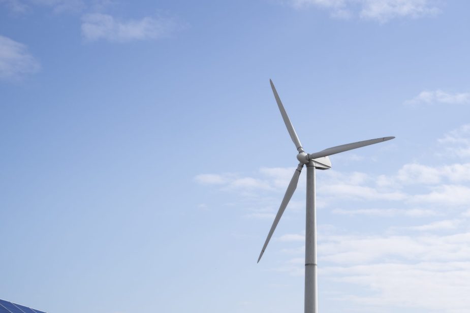 planta-de-energia-eolica-y-paneles-solares-de-angulo-bajo