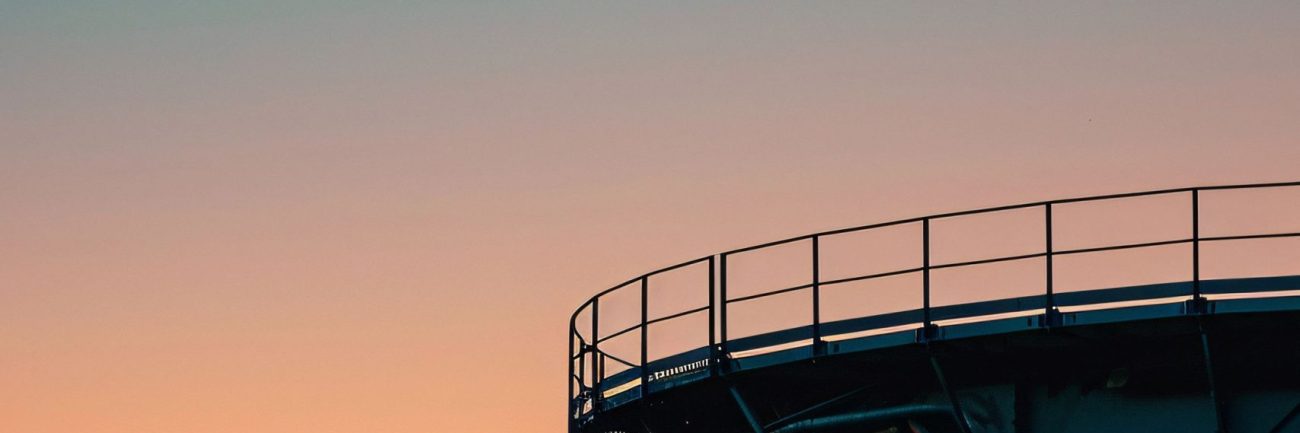 vista-del-tanque-o-contenedor-para-el-almacenamiento-de-agua