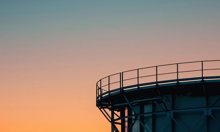 vista-del-tanque-o-contenedor-para-el-almacenamiento-de-agua