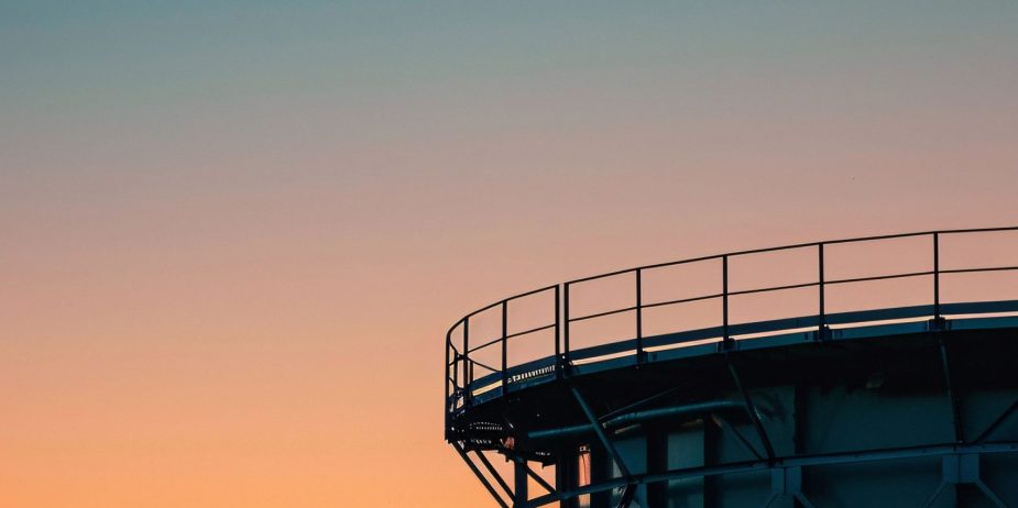 vista-del-tanque-o-contenedor-para-el-almacenamiento-de-agua