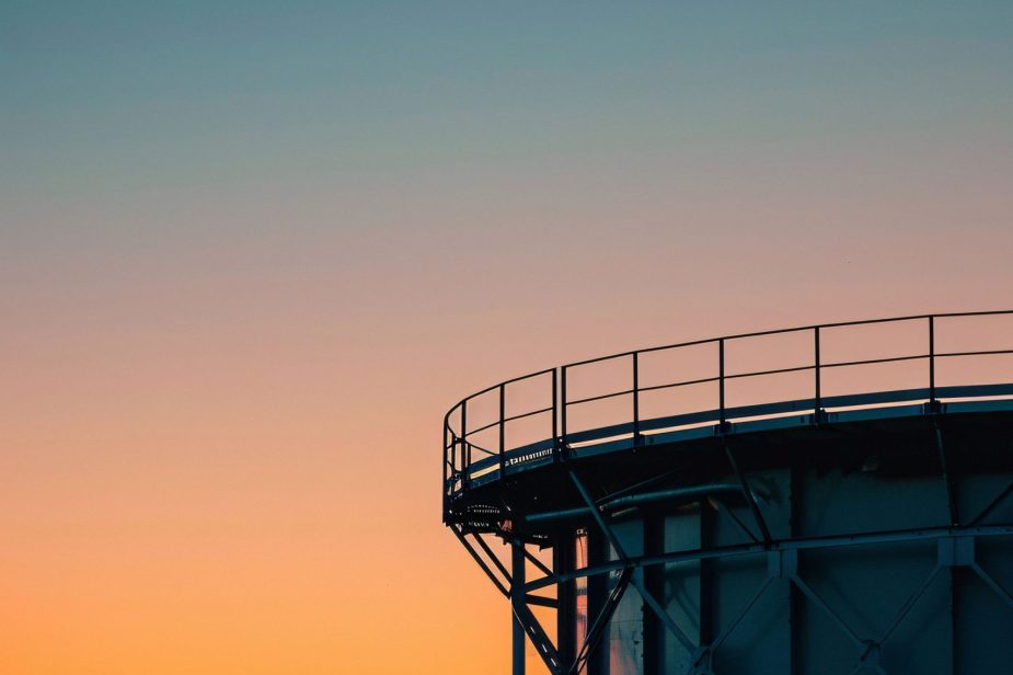vista-del-tanque-o-contenedor-para-el-almacenamiento-de-agua