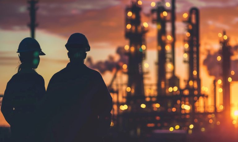 retrato-del-ingeniero-en-el-sitio-de-trabajo-durante-las-horas-de-trabajo