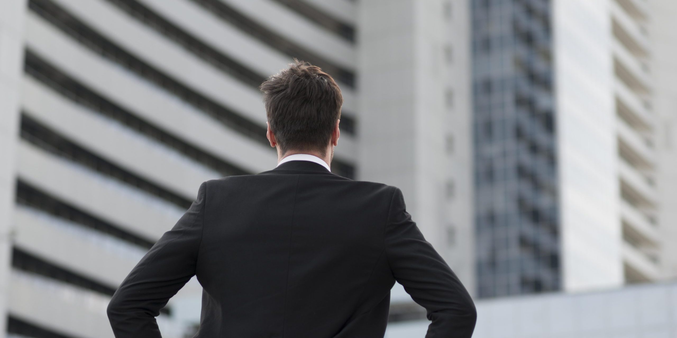 retrato-hombre-vestido-con-traje