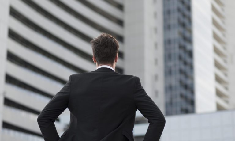 retrato-hombre-vestido-con-traje