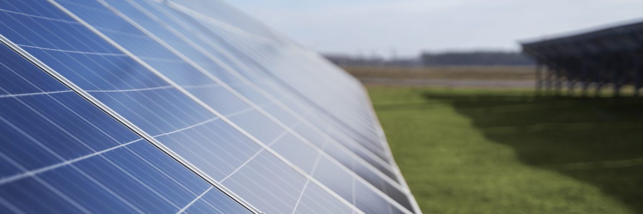 paneles-solares-ecologicos-dia-soleado