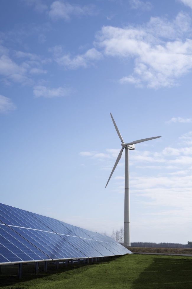 planta-de-energia-eolica-y-paneles-solares-de-angulo-bajo