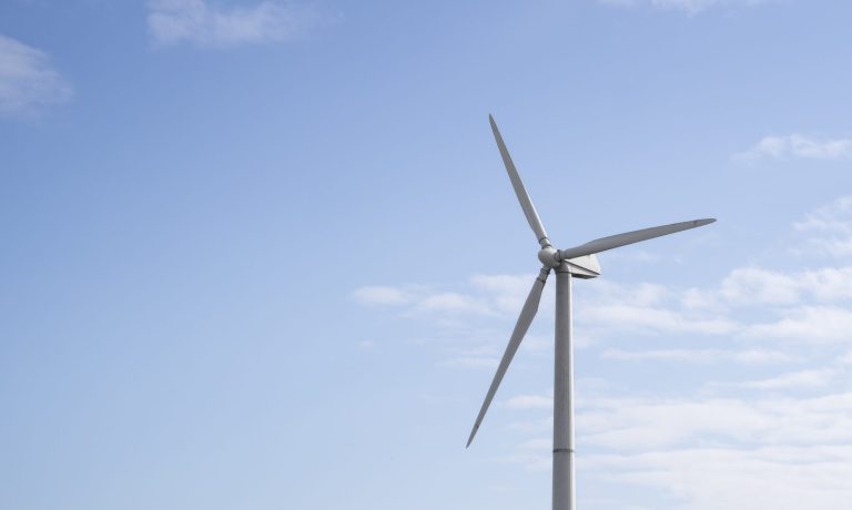 planta-de-energia-eolica-y-paneles-solares-de-angulo-bajo