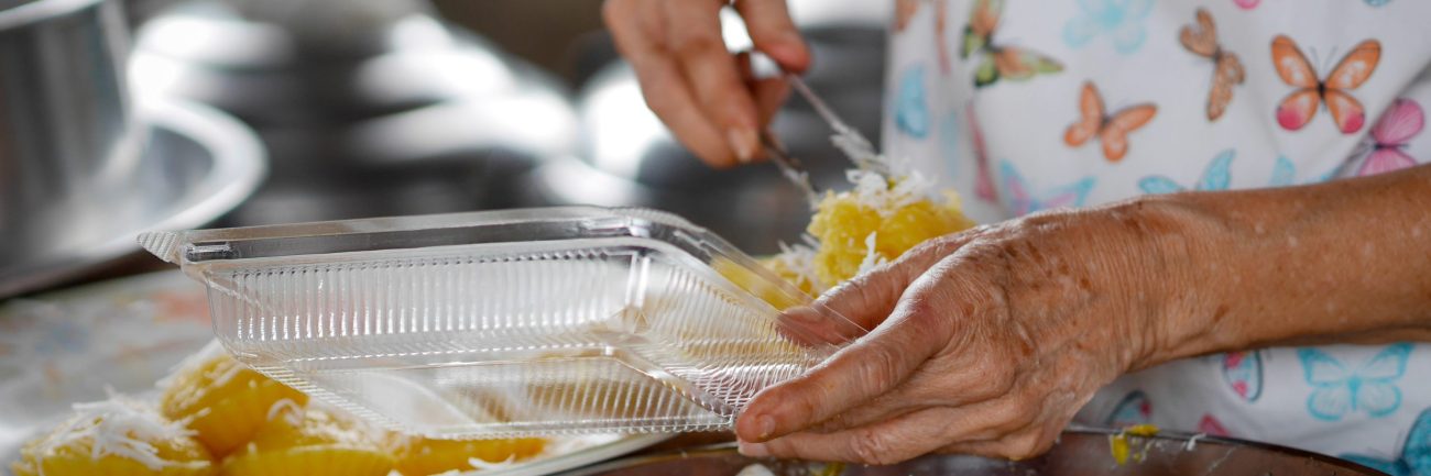 seccion-media-de-una-mujer-preparando-comida