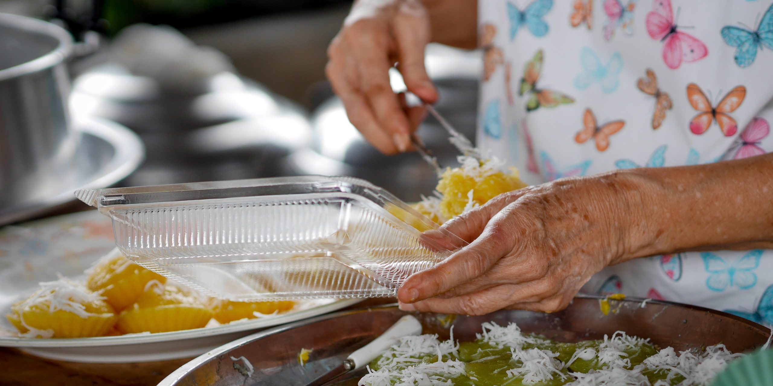 seccion-media-de-una-mujer-preparando-comida
