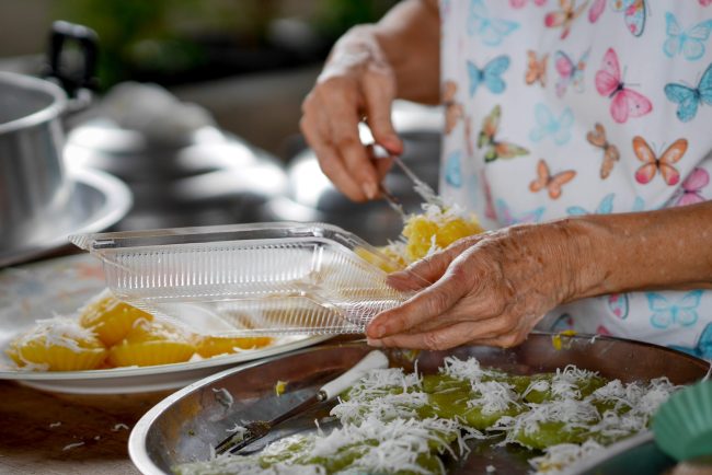 seccion-media-de-una-mujer-preparando-comida