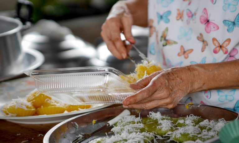 seccion-media-de-una-mujer-preparando-comida