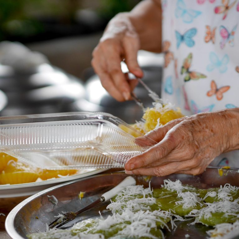 seccion-media-de-una-mujer-preparando-comida