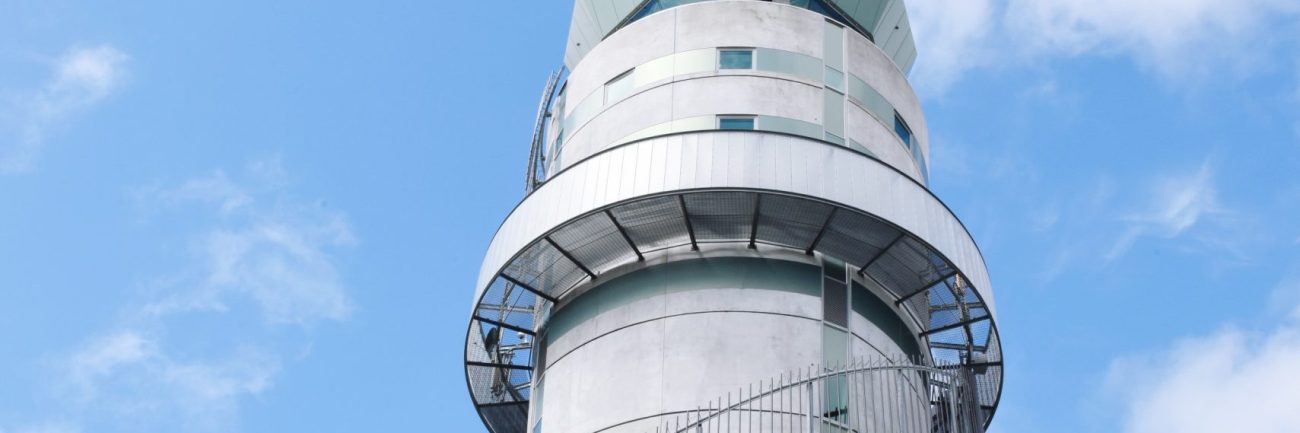 vista-en-bajo-angulo-de-la-torre-contra-el-cielo