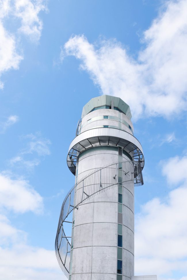 vista-en-bajo-angulo-de-la-torre-contra-el-cielo