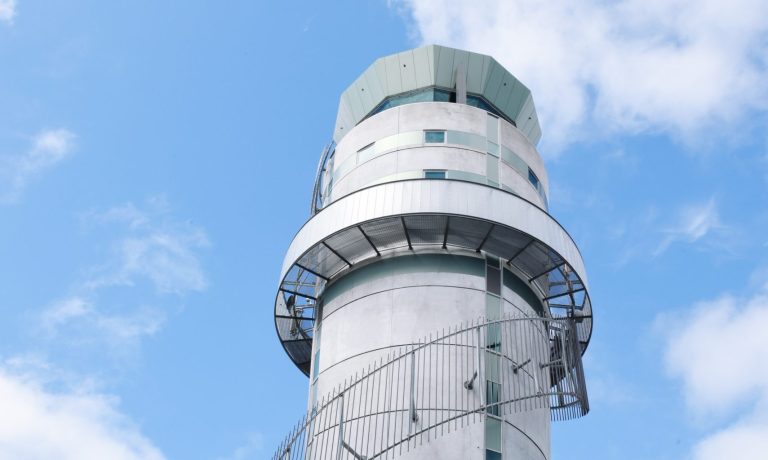 vista-en-bajo-angulo-de-la-torre-contra-el-cielo