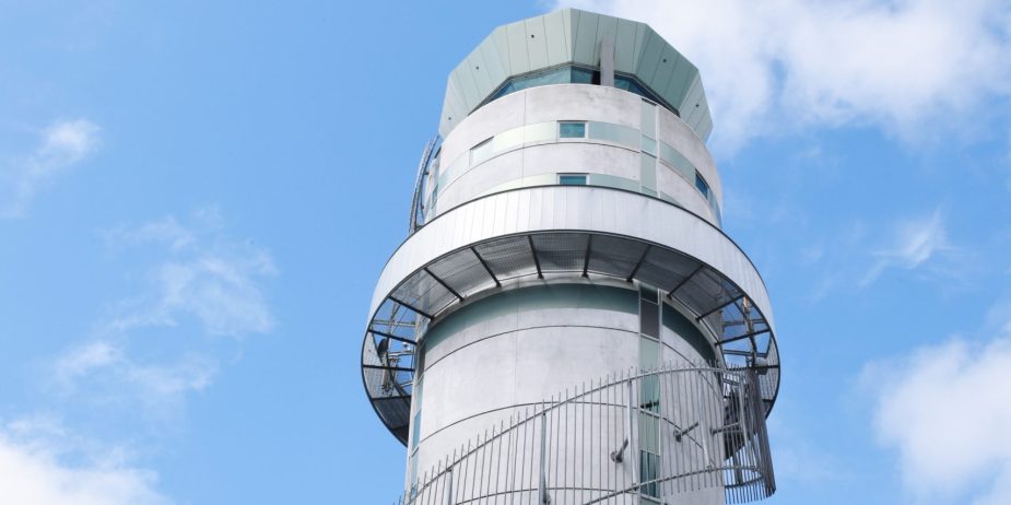 vista-en-bajo-angulo-de-la-torre-contra-el-cielo