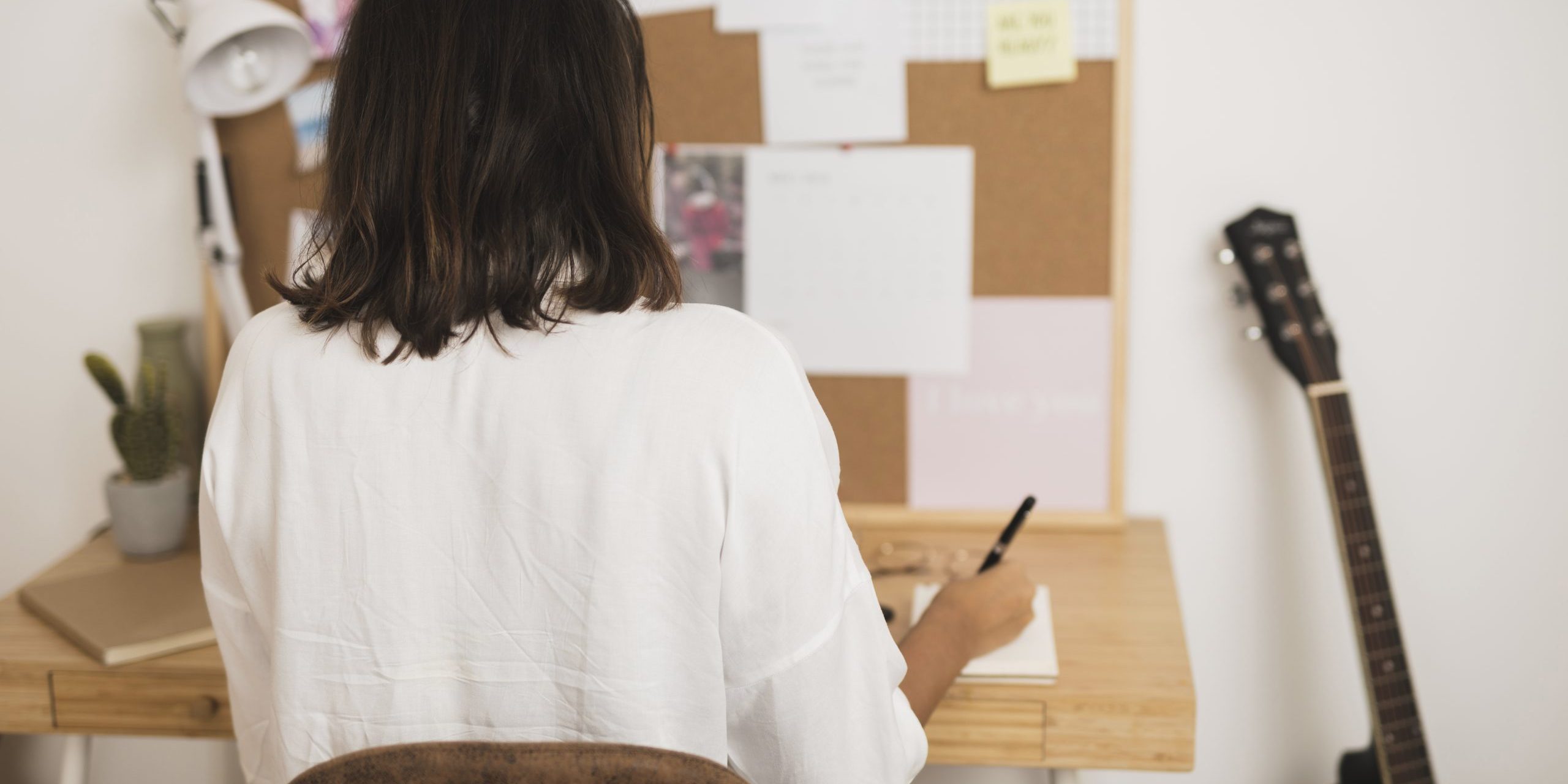 vista-posterior-mujer-escribiendo-en-un-cuaderno vista-posterior-mujer-escribiendo-en-un-cuaderno