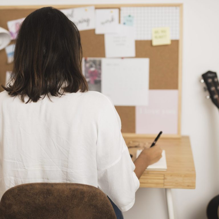 vista-posterior-mujer-escribiendo-en-un-cuaderno vista-posterior-mujer-escribiendo-en-un-cuaderno