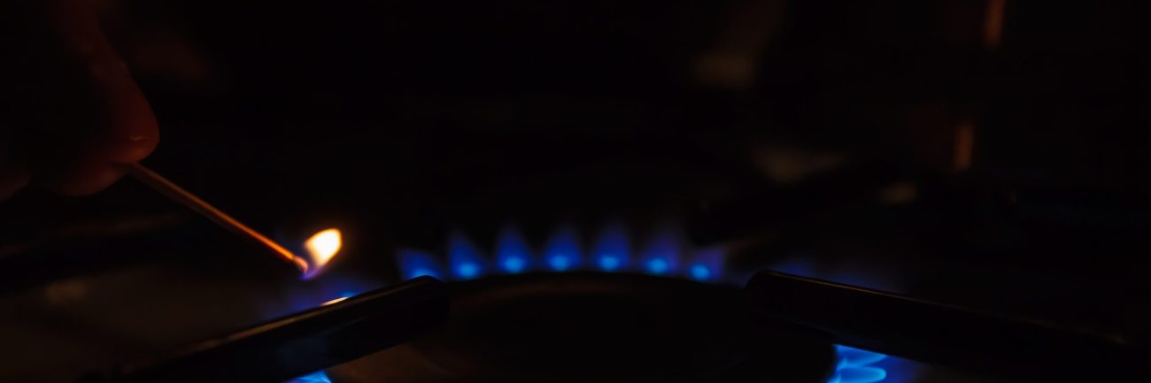 cocina-de-gas-con-fuego-de-propano-un-hombre-encendiendo-la-estufa-de-gas-con-una-cerilla