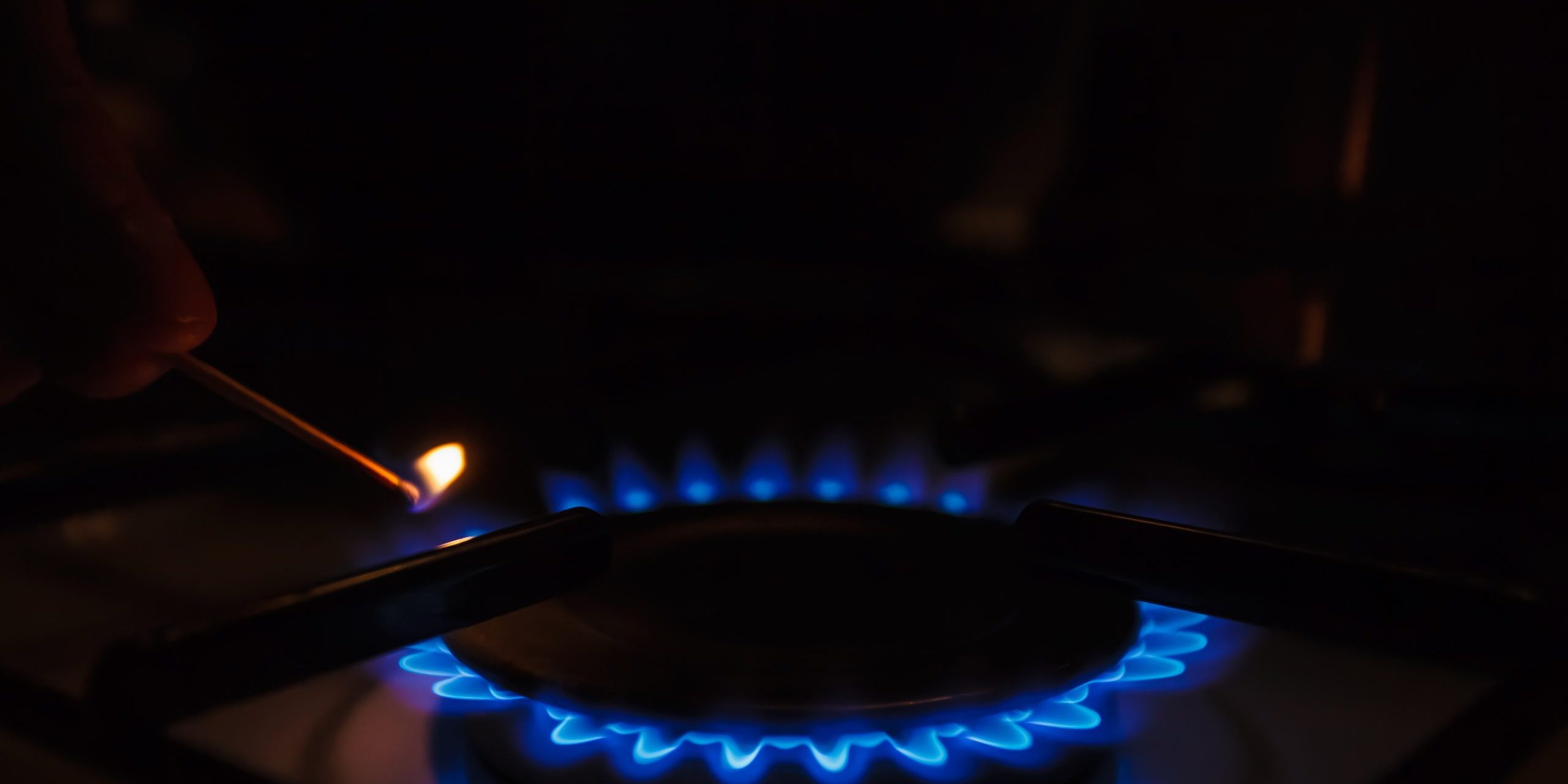 cocina-de-gas-con-fuego-de-propano-un-hombre-encendiendo-la-estufa-de-gas-con-una-cerilla