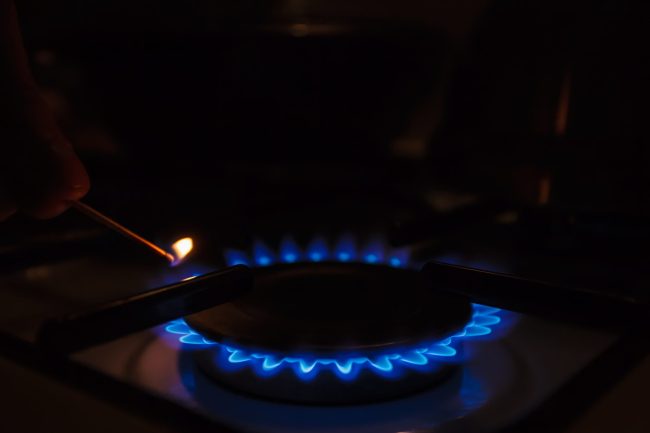 cocina-de-gas-con-fuego-de-propano-un-hombre-encendiendo-la-estufa-de-gas-con-una-cerilla
