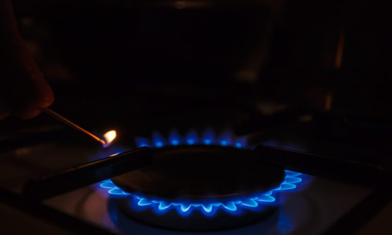 cocina-de-gas-con-fuego-de-propano-un-hombre-encendiendo-la-estufa-de-gas-con-una-cerilla