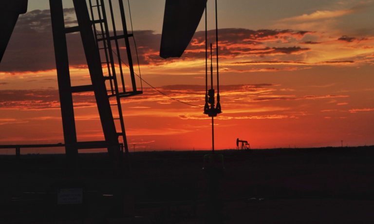 silueta-de-la-bomba-de-aceite-contra-el-cielo-durante-la-puesta-del-sol