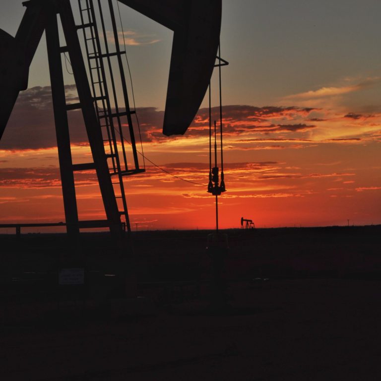 silueta-de-la-bomba-de-aceite-contra-el-cielo-durante-la-puesta-del-sol