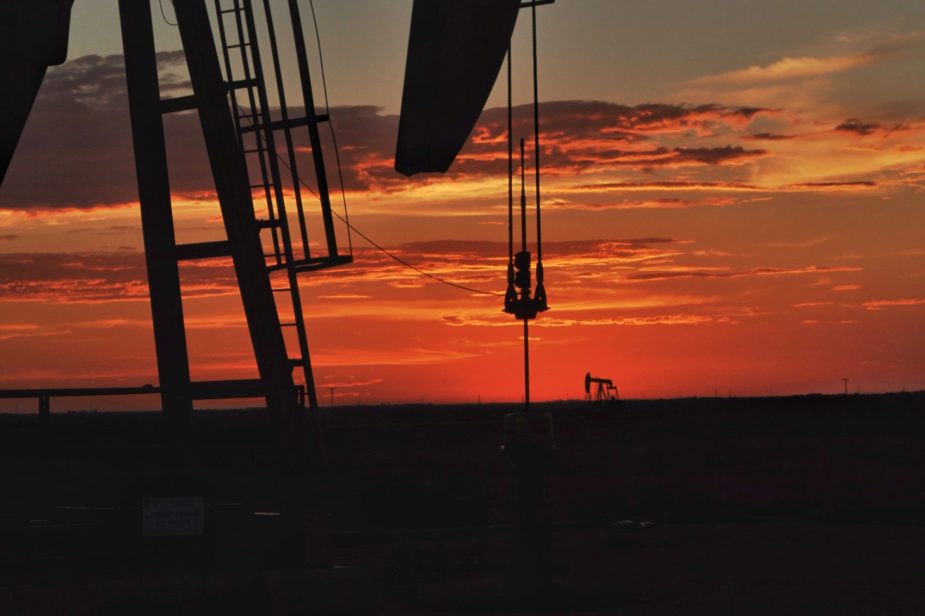silueta-de-la-bomba-de-aceite-contra-el-cielo-durante-la-puesta-del-sol