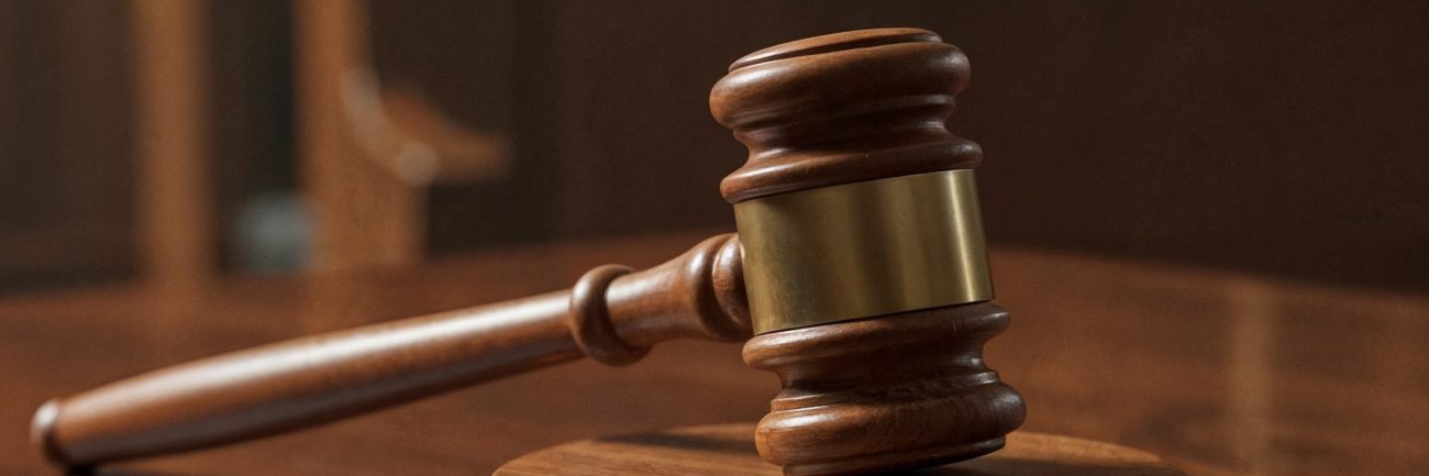 martillo-y-bloque-de-sonido-en-una-mesa-de-madera-en-la-sala-del-tribunal