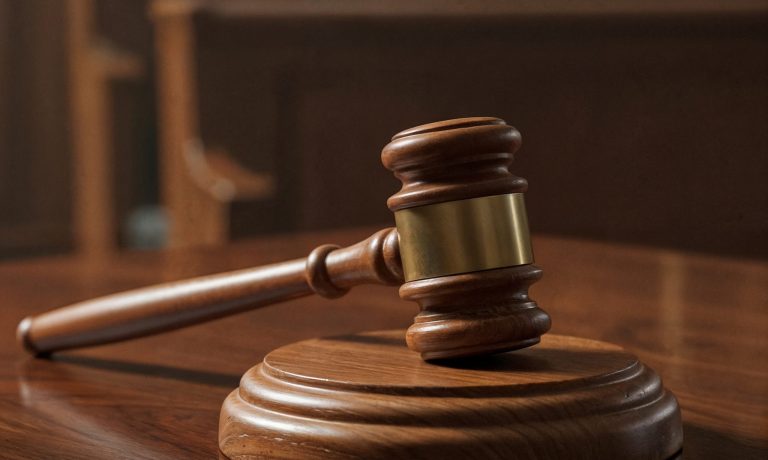 martillo-y-bloque-de-sonido-en-una-mesa-de-madera-en-la-sala-del-tribunal